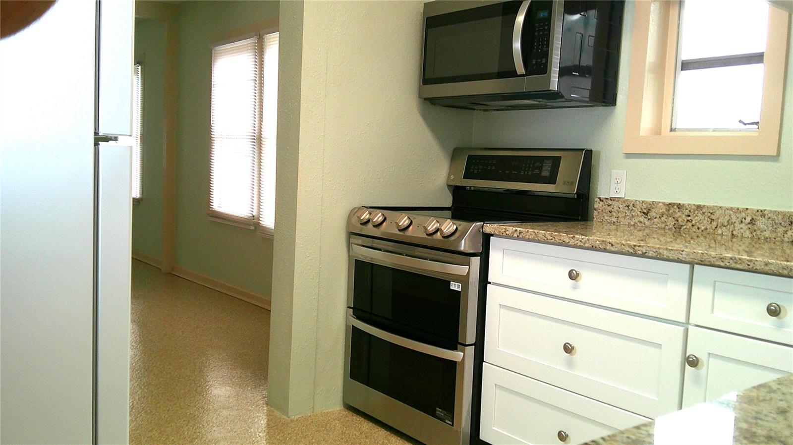 Image 6 of 13 For 2404 Kingsway Road