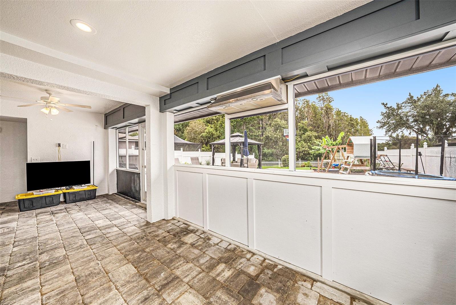 Listing photo id 9 for 31307 Chatterly Drive