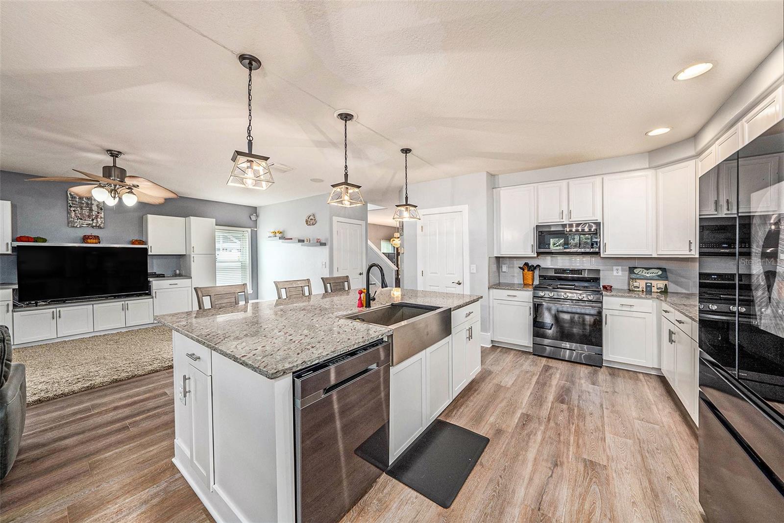 Listing photo id 2 for 31307 Chatterly Drive