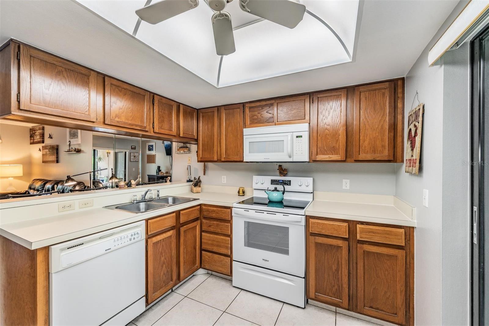 Image 9 of 31 For 129 Woodlake Wynde  129