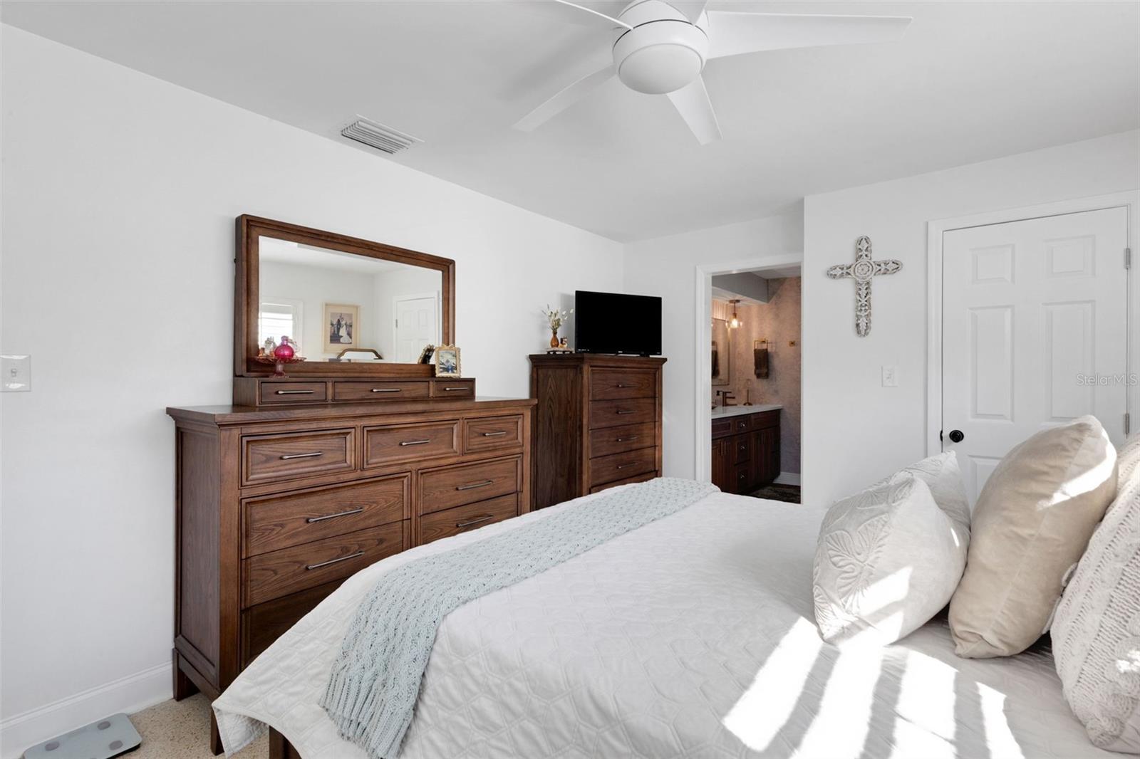 Image 26 of 62 For 2333 Glenmoor Road N