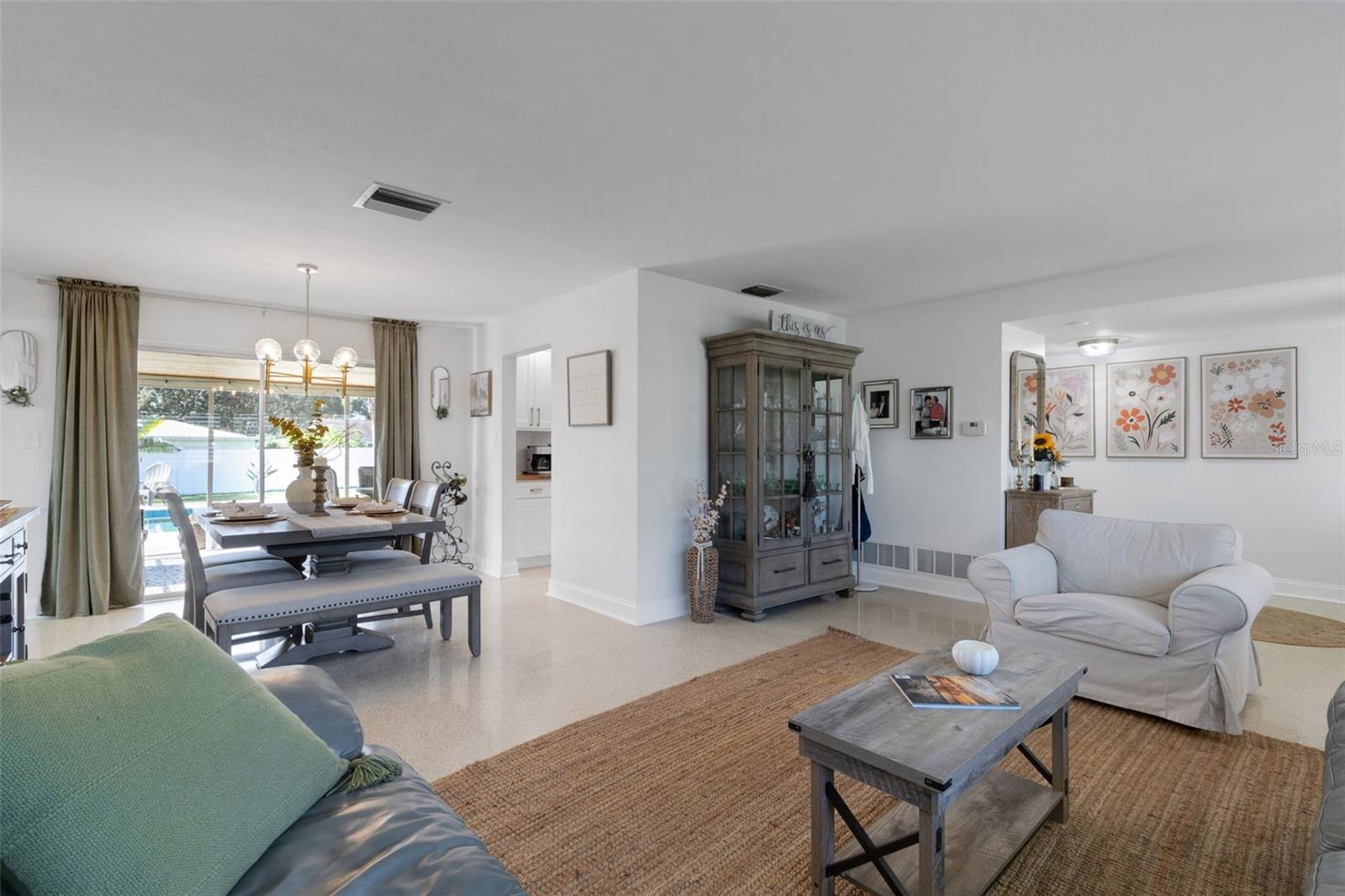Image 9 of 62 For 2333 Glenmoor Road N