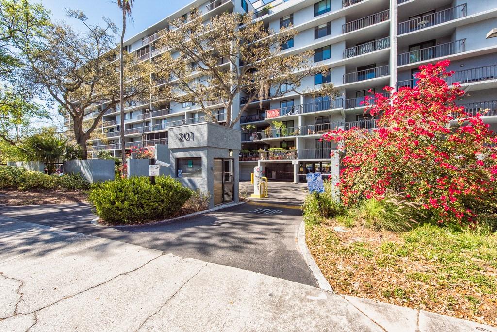 Image 4 of 49 For 201 Laurel Street 909