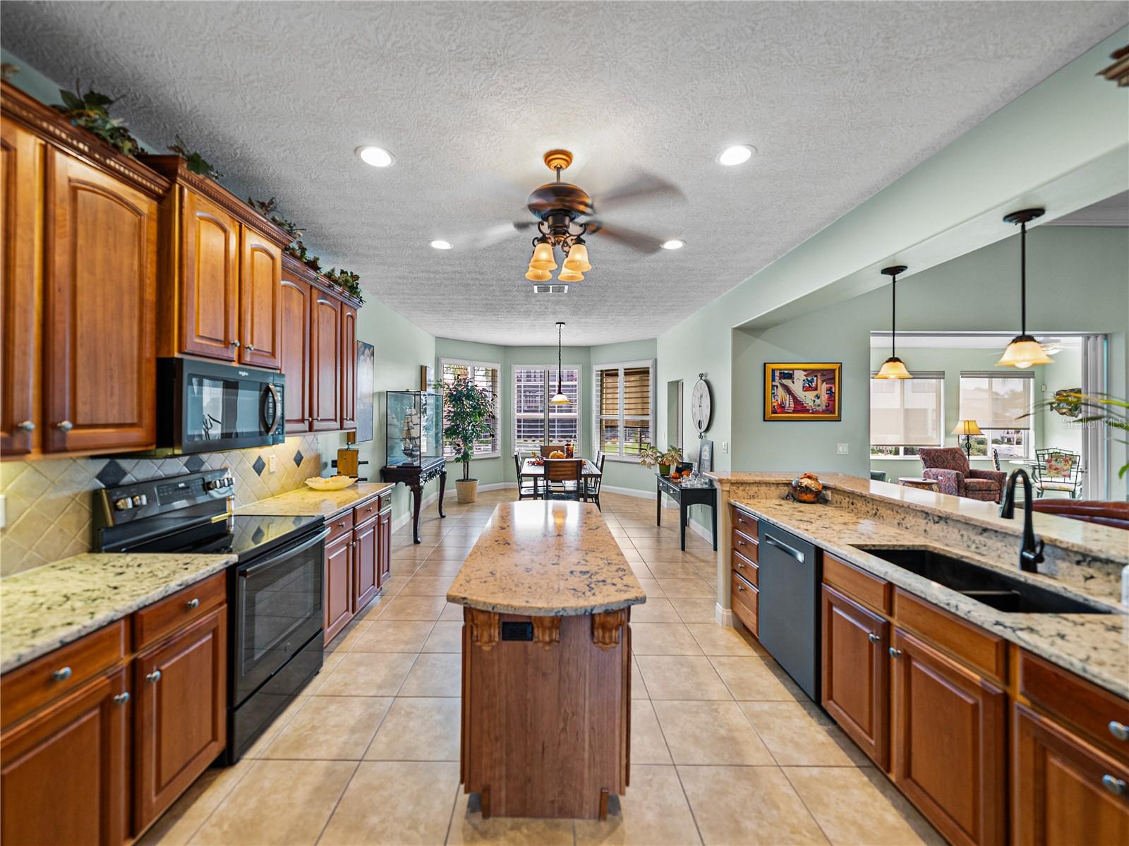 Listing photo id 14 for 11972 Riverhaven Drive