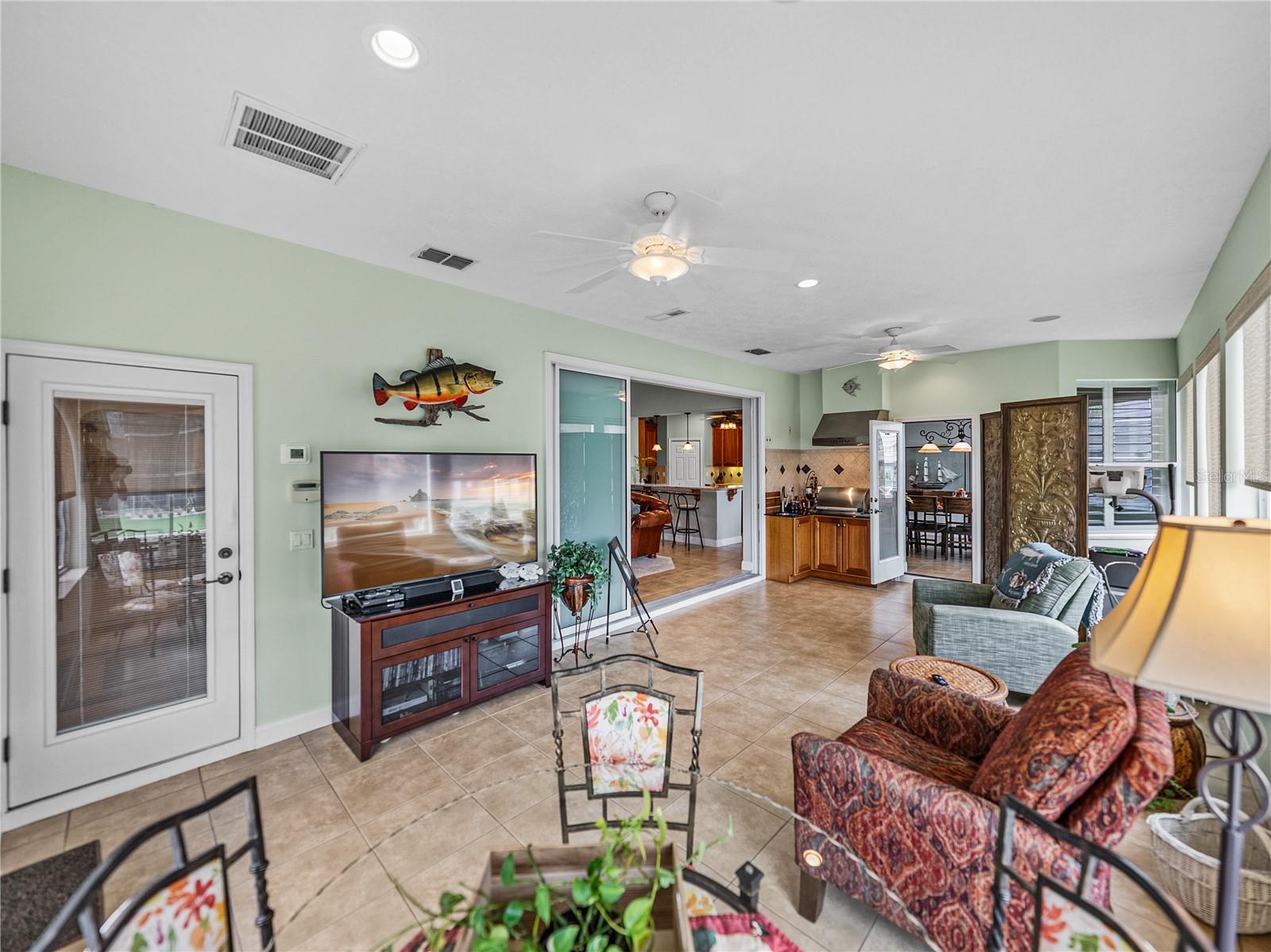 Listing photo id 18 for 11972 Riverhaven Drive