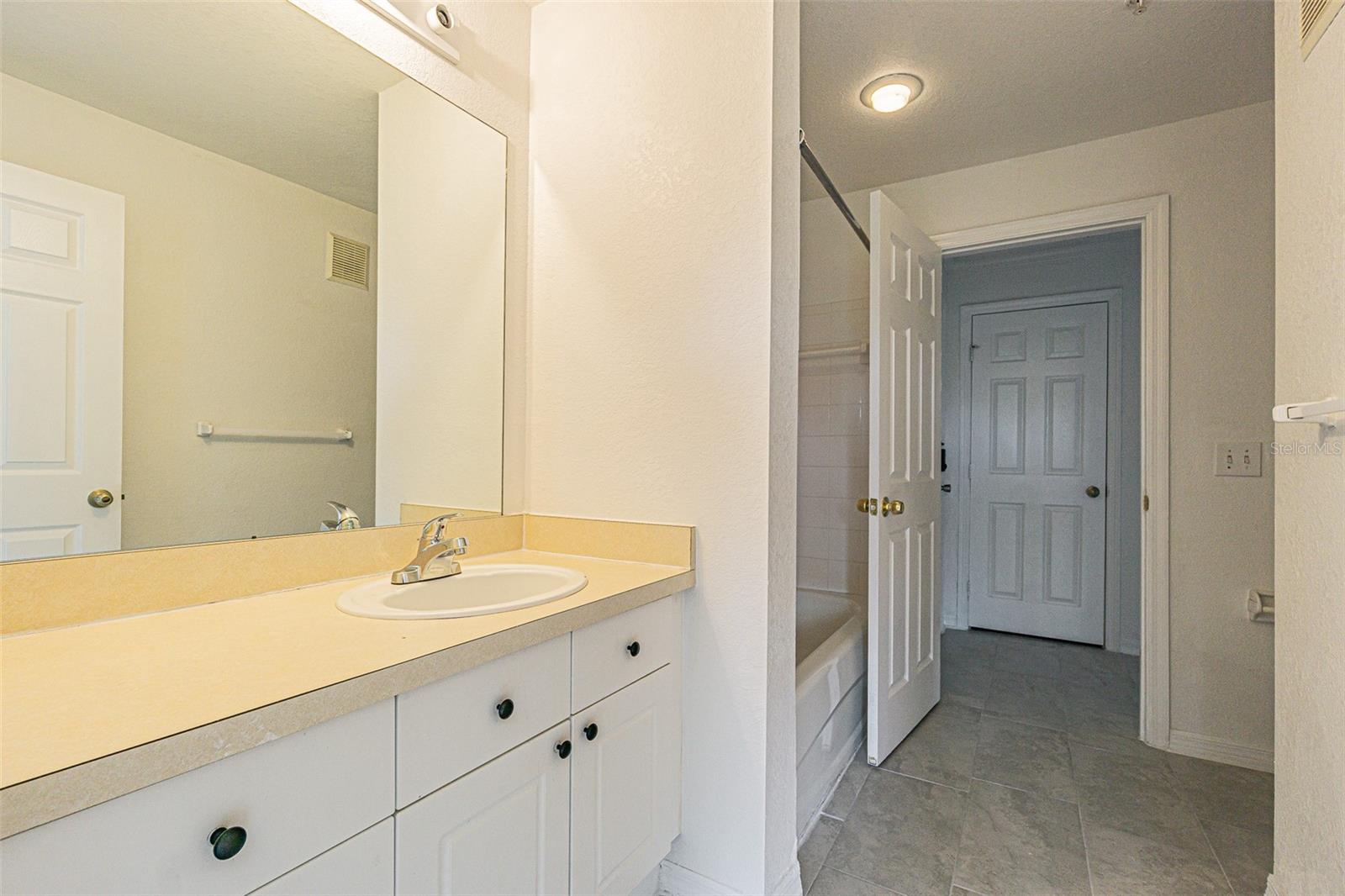 Image 13 of 27 For 18001 Richmond Place Drive 733
