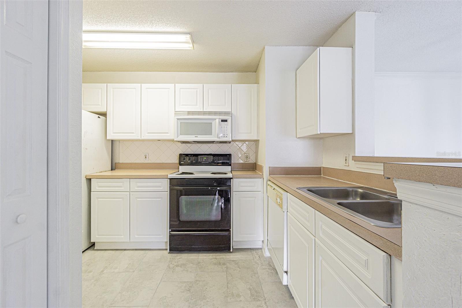 Image 15 of 27 For 18001 Richmond Place Drive 733