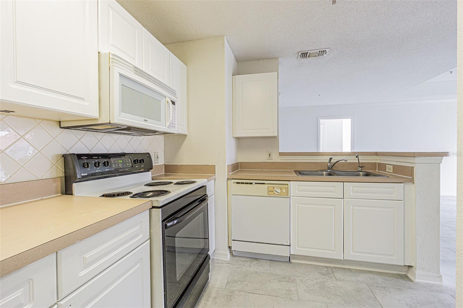 Image 17 of 27 For 18001 Richmond Place Drive 733