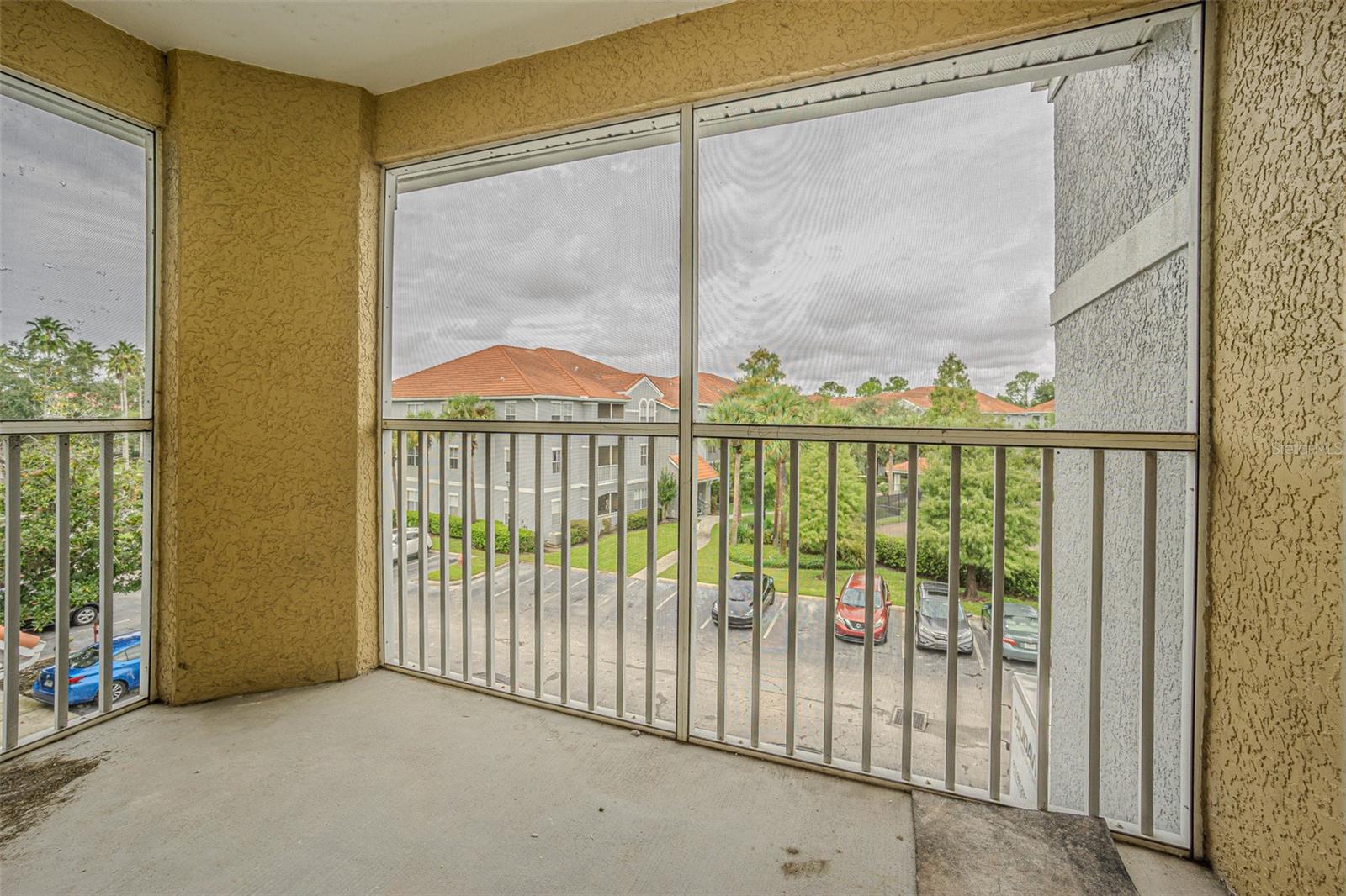 Image 21 of 27 For 18001 Richmond Place Drive 733
