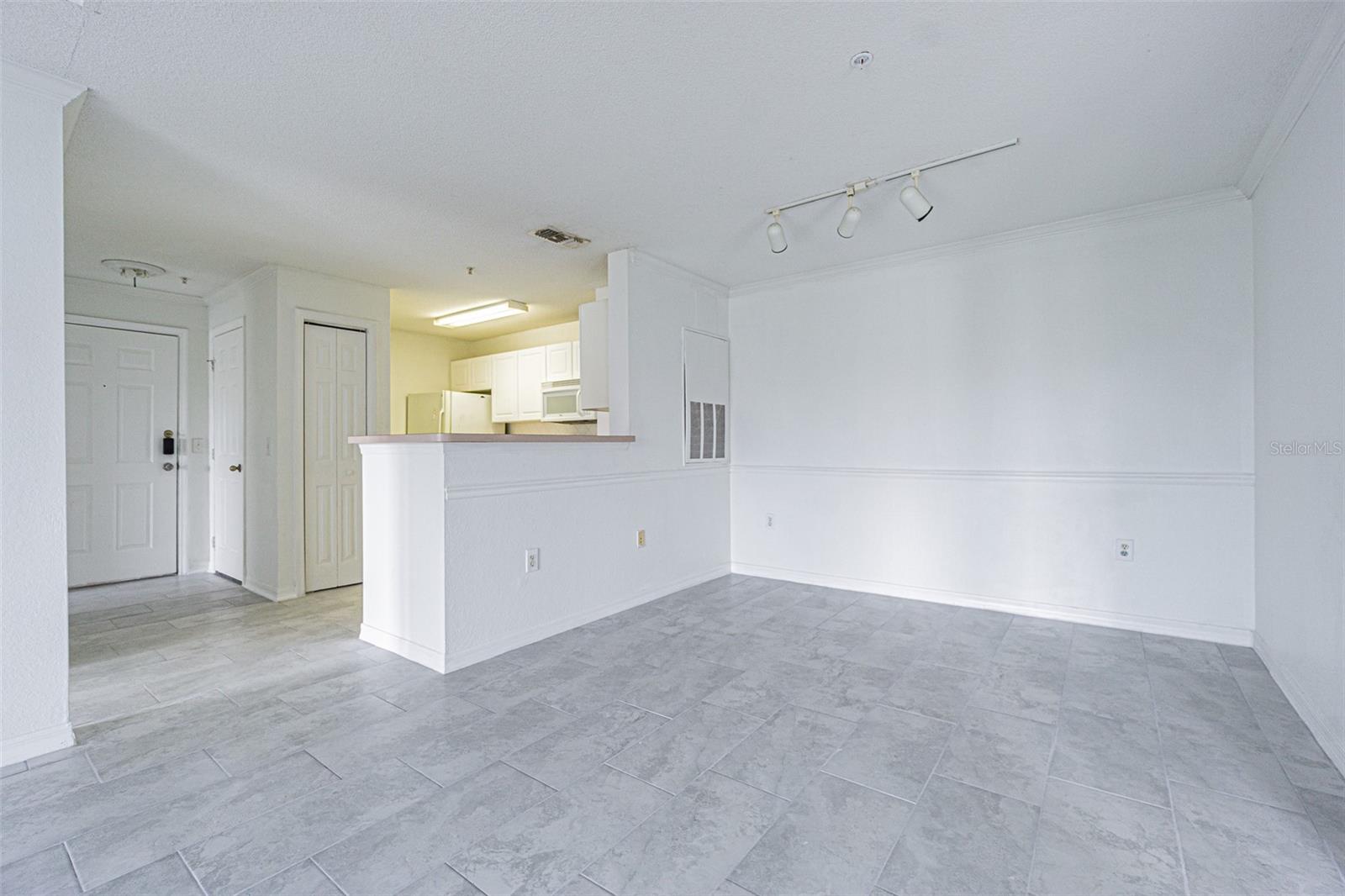 Image 22 of 27 For 18001 Richmond Place Drive 733