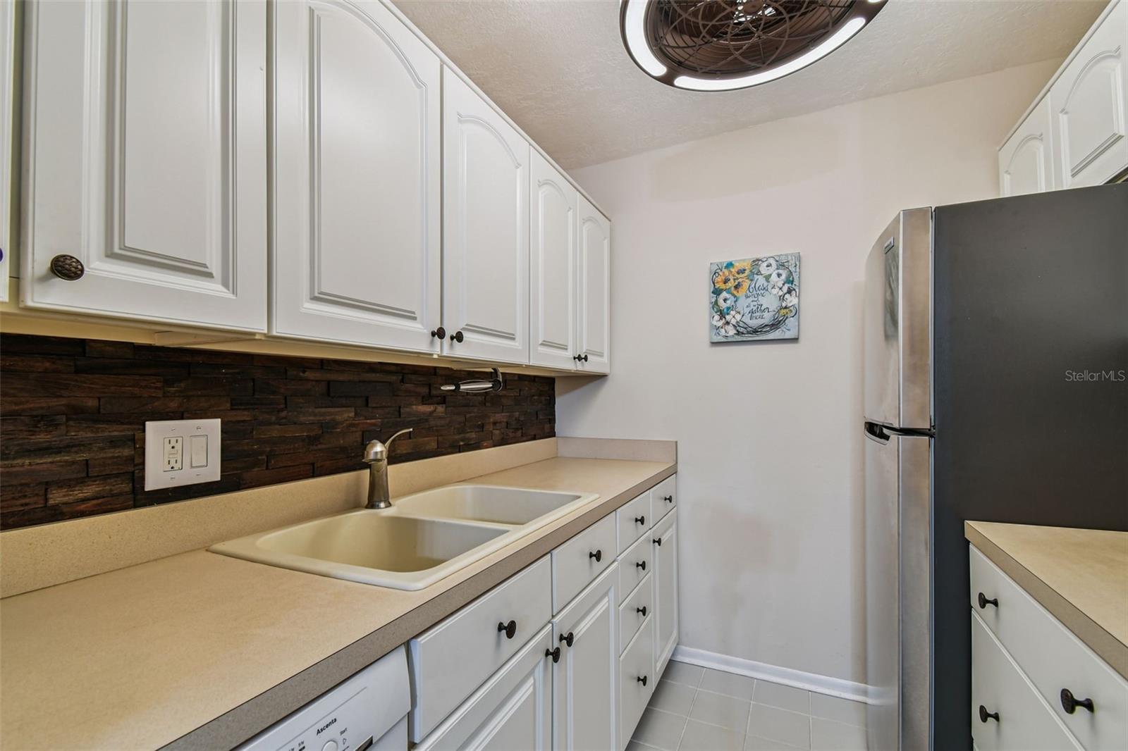 Image 11 of 30 For 12300 Vonn Rd  2205