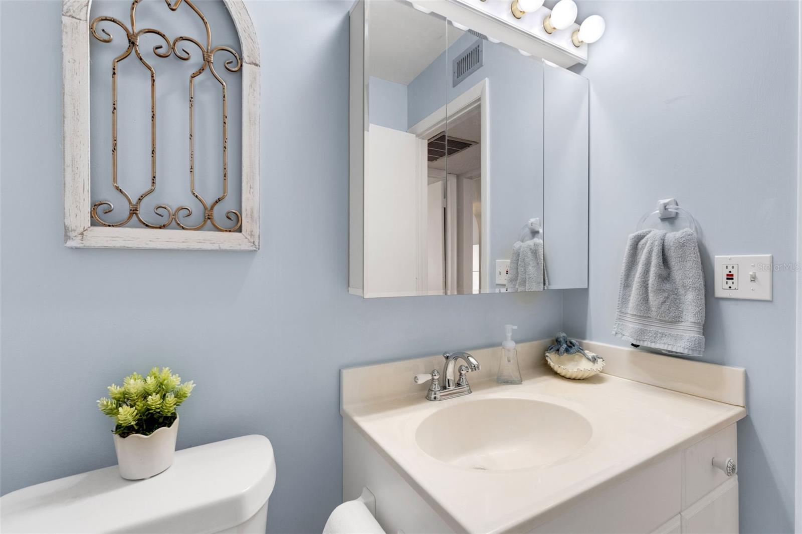 Image 27 of 77 For 3140 Highlands Boulevard F