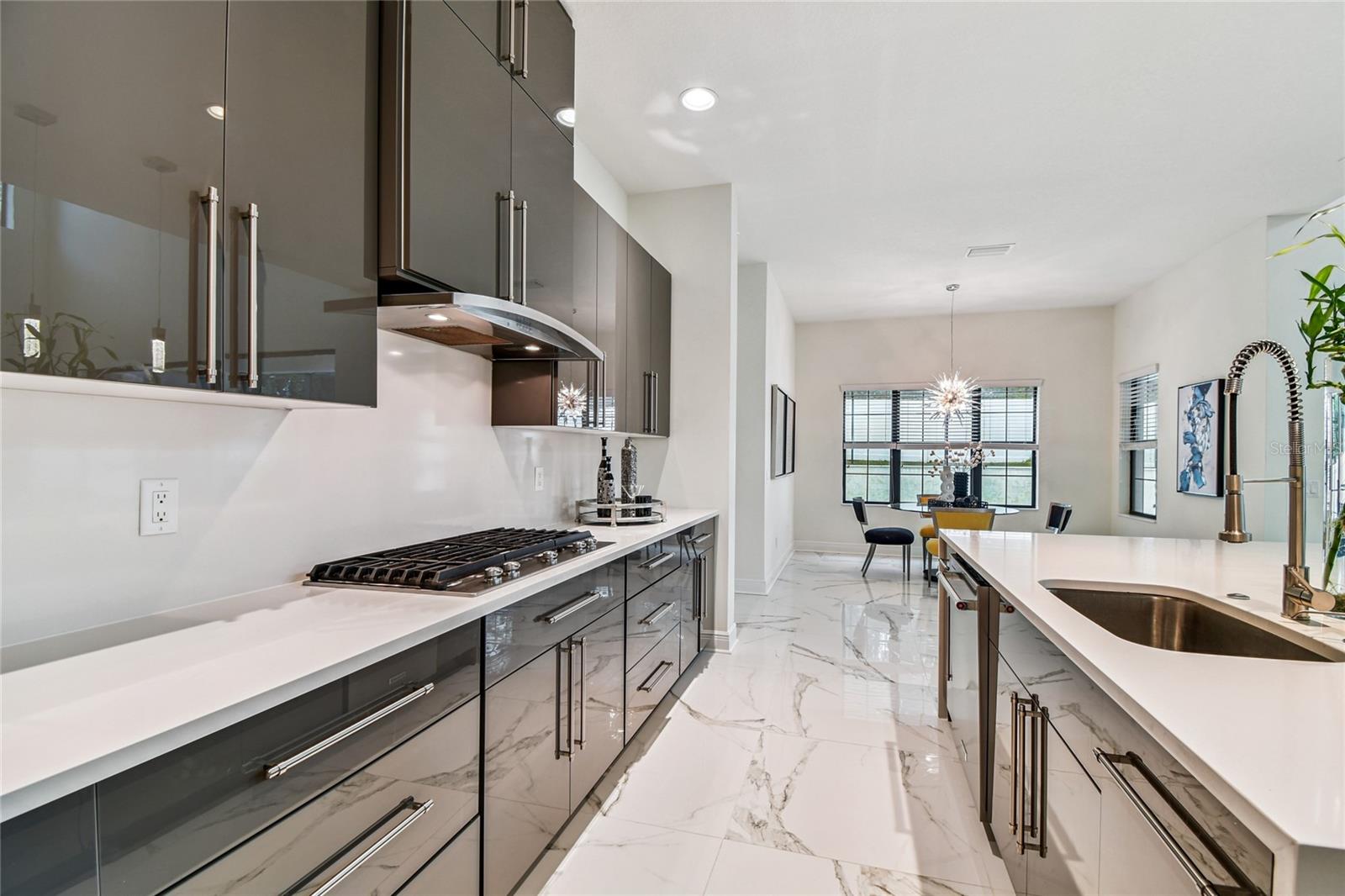 Listing photo id 13 for 2713 Calvano Drive