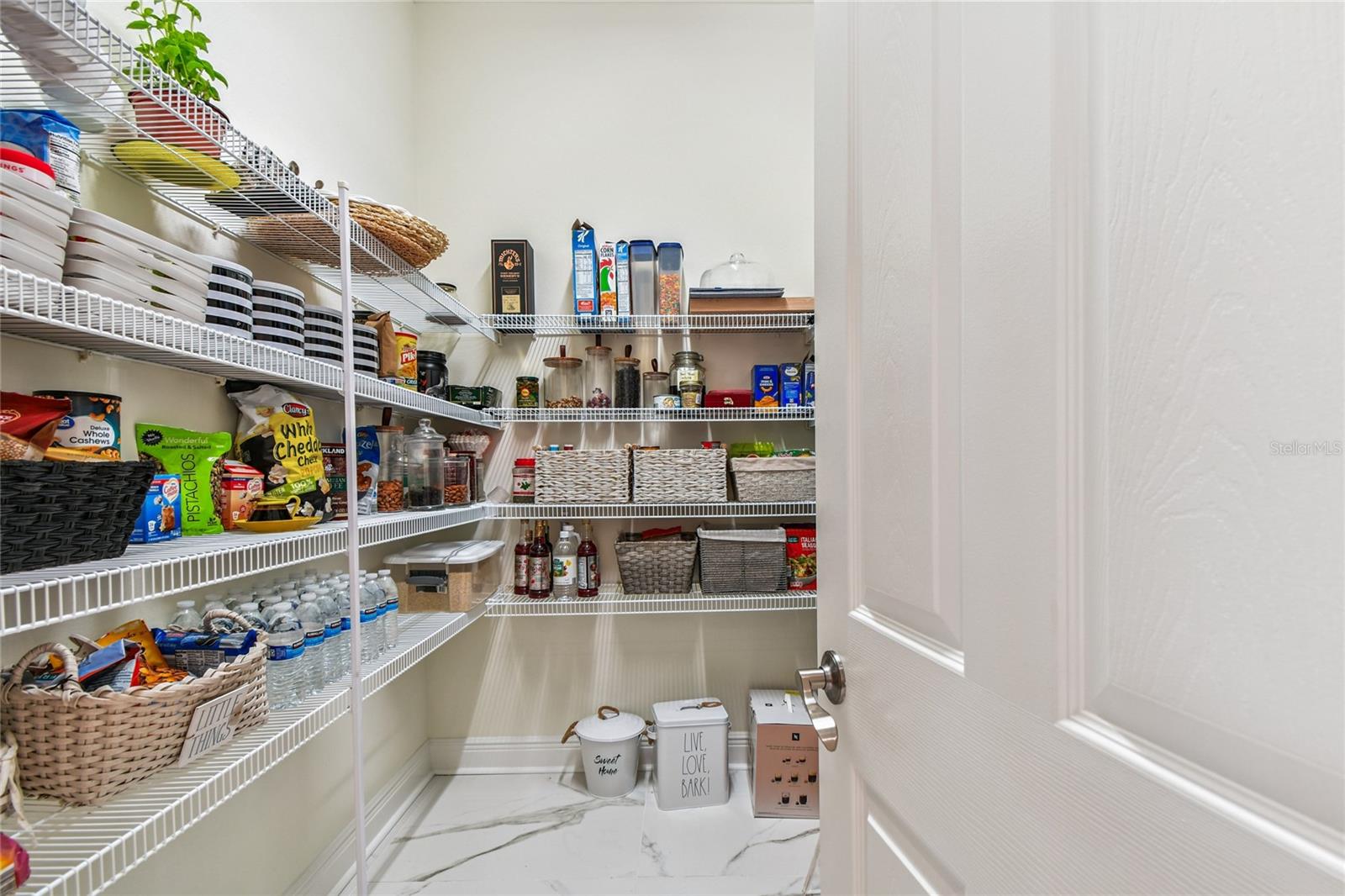 Listing photo id 18 for 2713 Calvano Drive