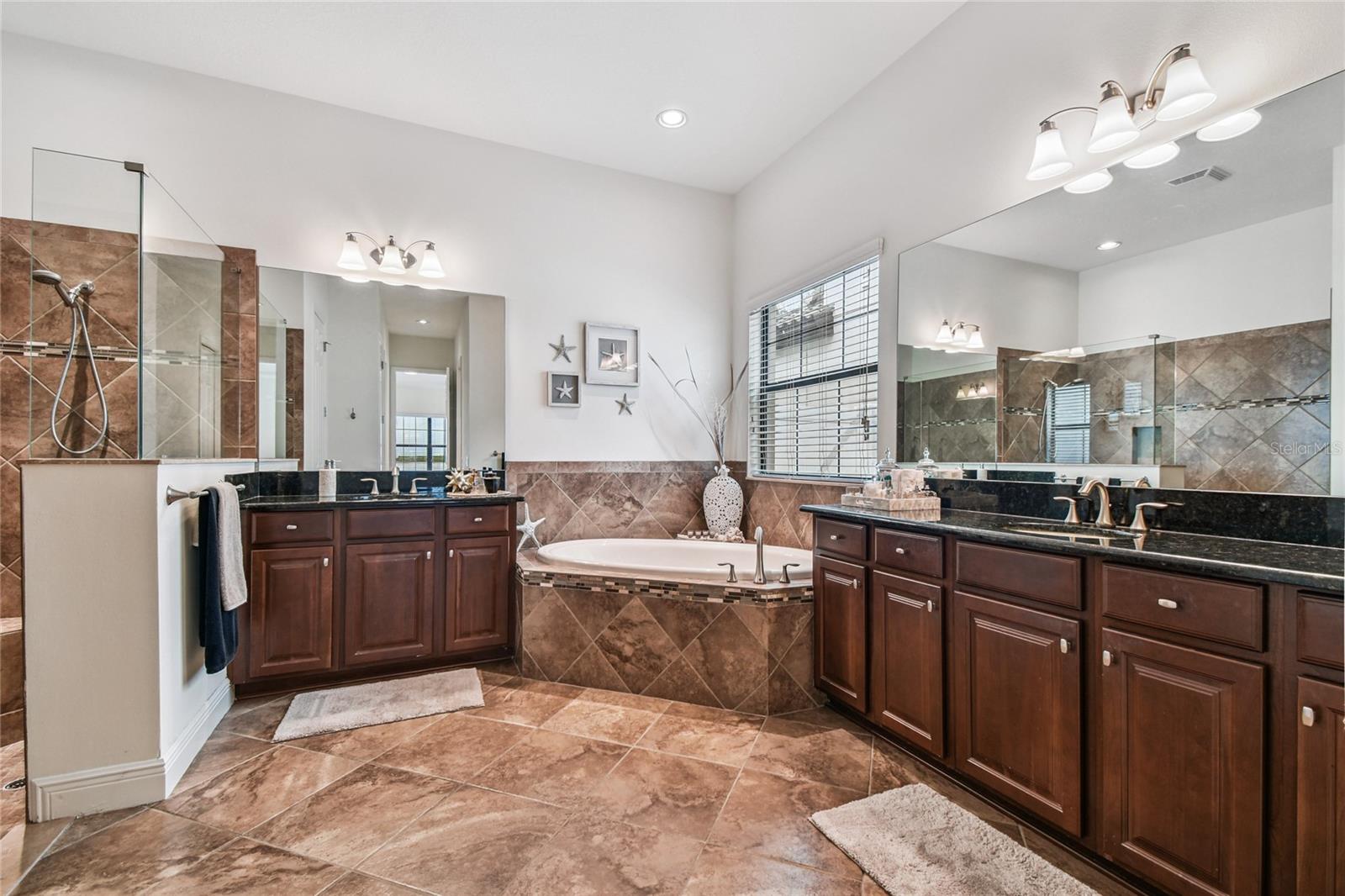 Listing photo id 24 for 2713 Calvano Drive