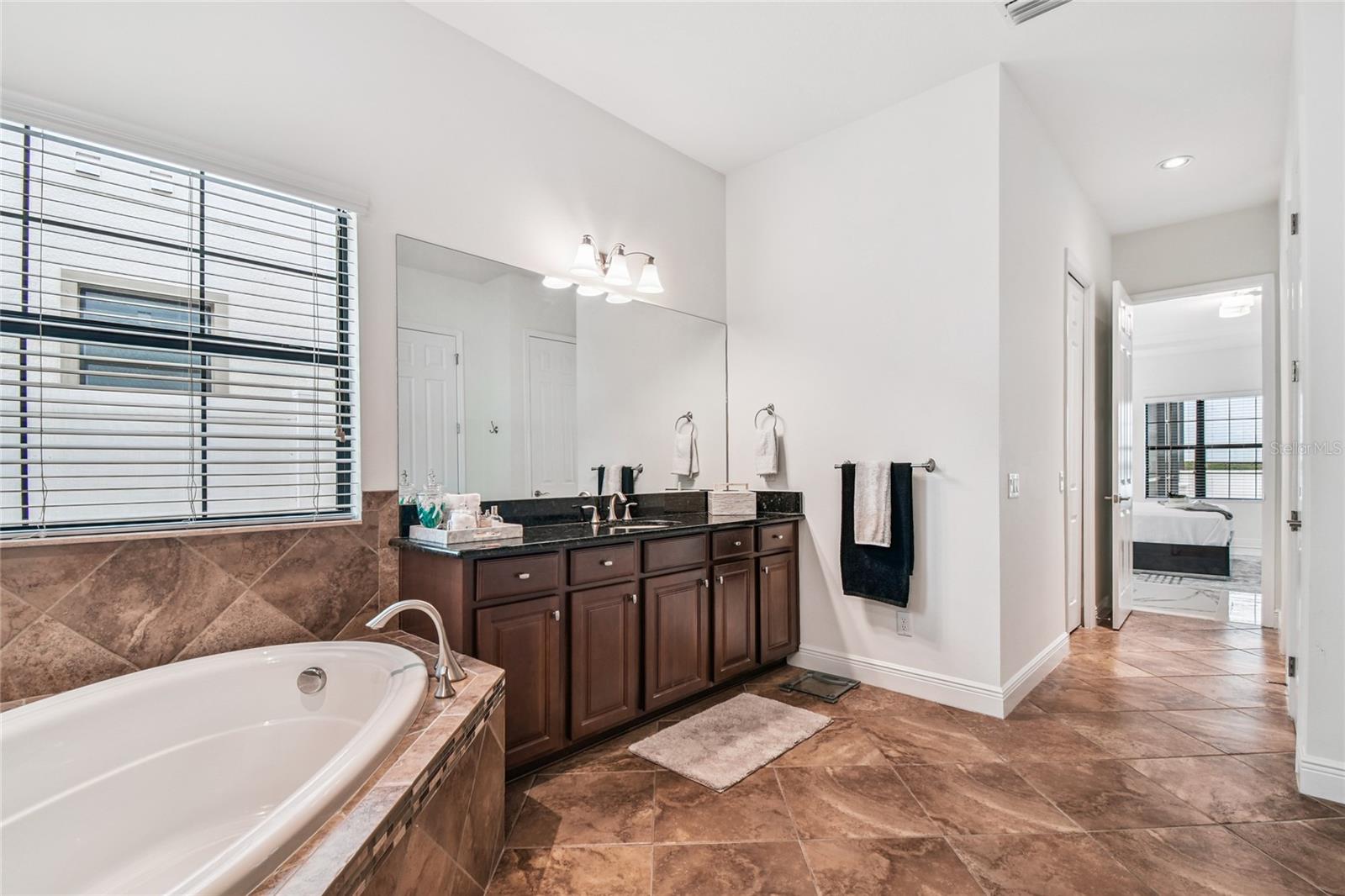 Listing photo id 25 for 2713 Calvano Drive