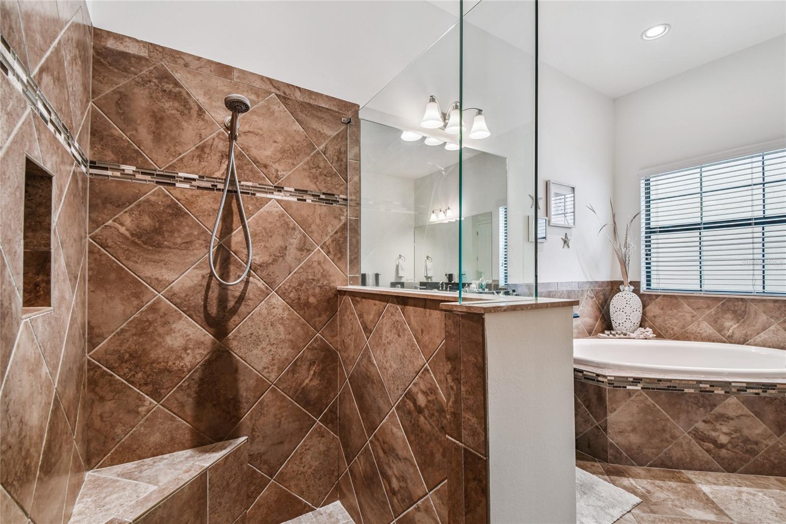 Listing photo id 26 for 2713 Calvano Drive