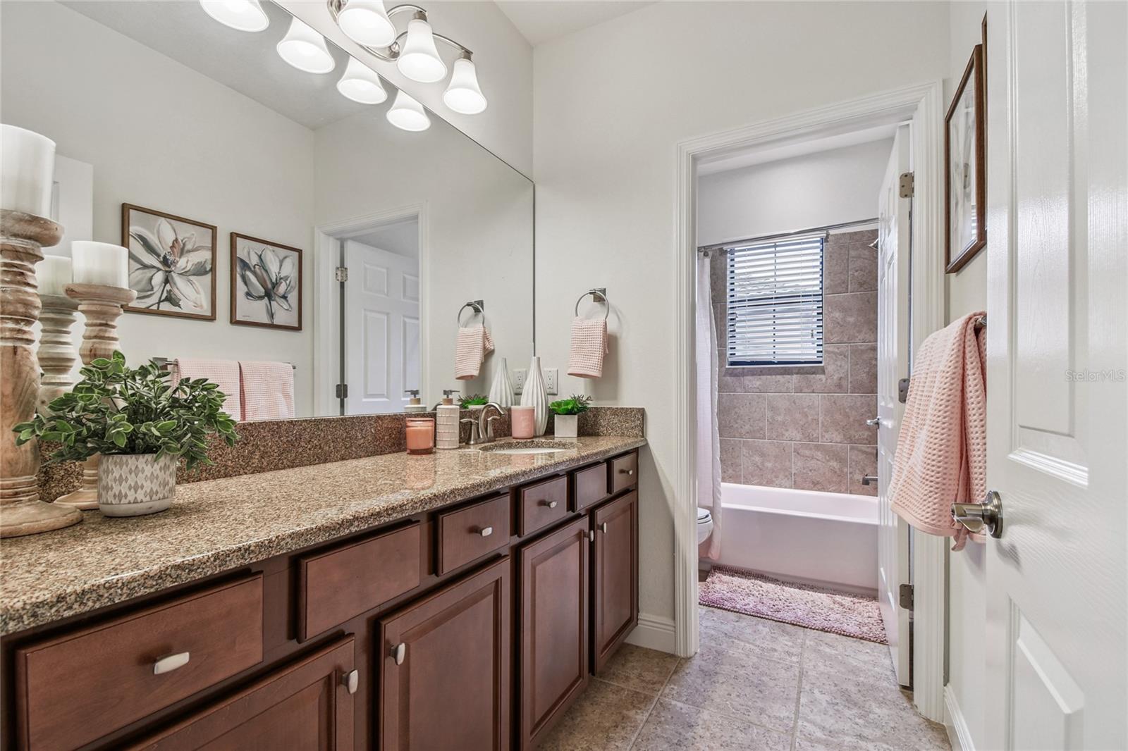 Listing photo id 41 for 2713 Calvano Drive