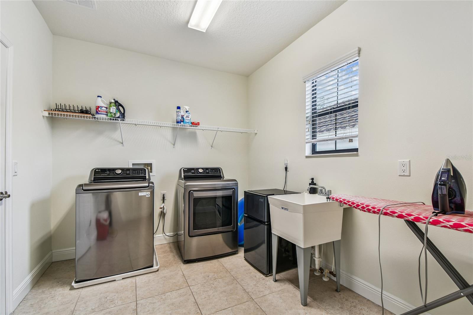 Listing photo id 55 for 2713 Calvano Drive