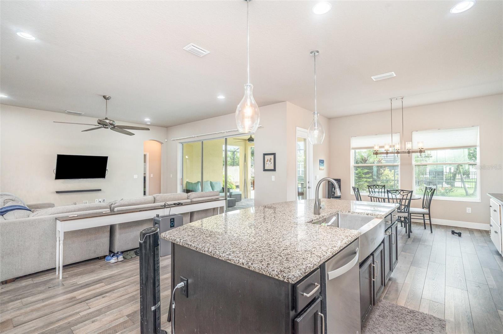 Listing photo id 9 for 6313 Havensport Drive
