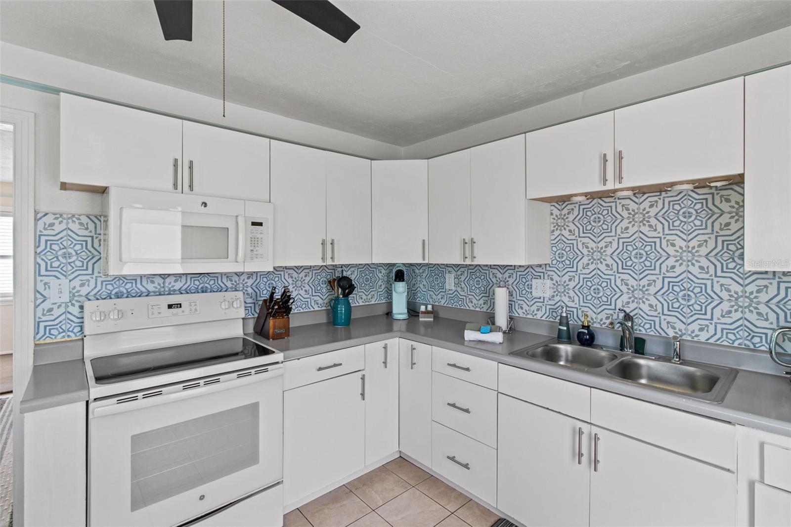 Image 10 of 52 For 205 Bay Plaza