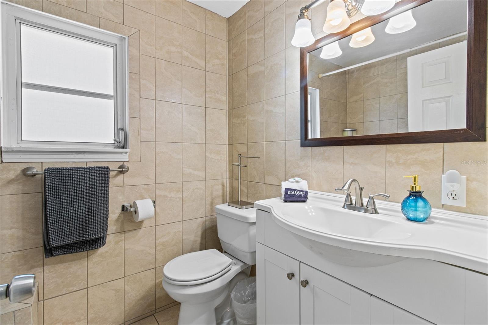 Image 20 of 52 For 205 Bay Plaza