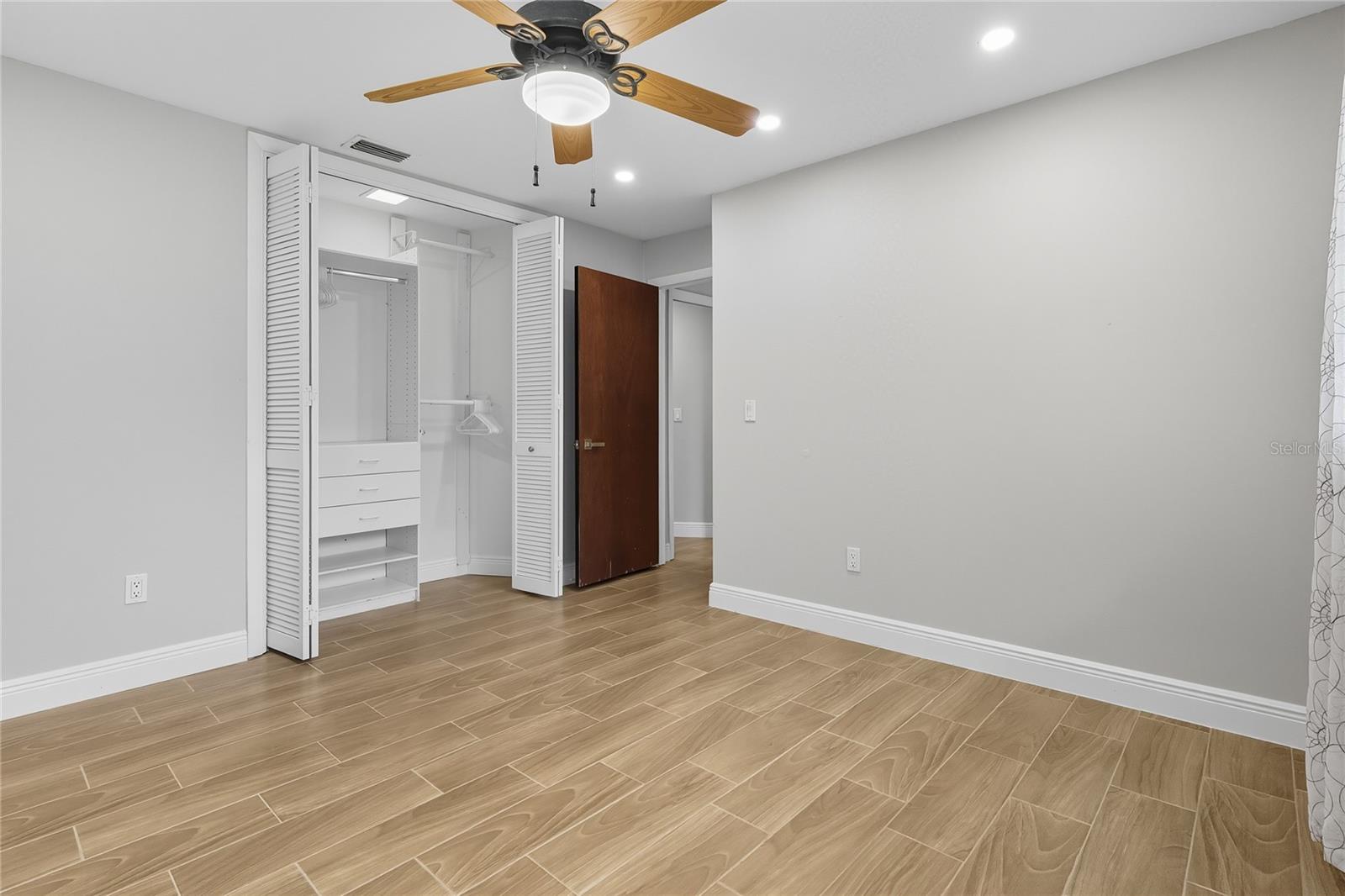 Image 31 of 46 For 412 Montrose Avenue