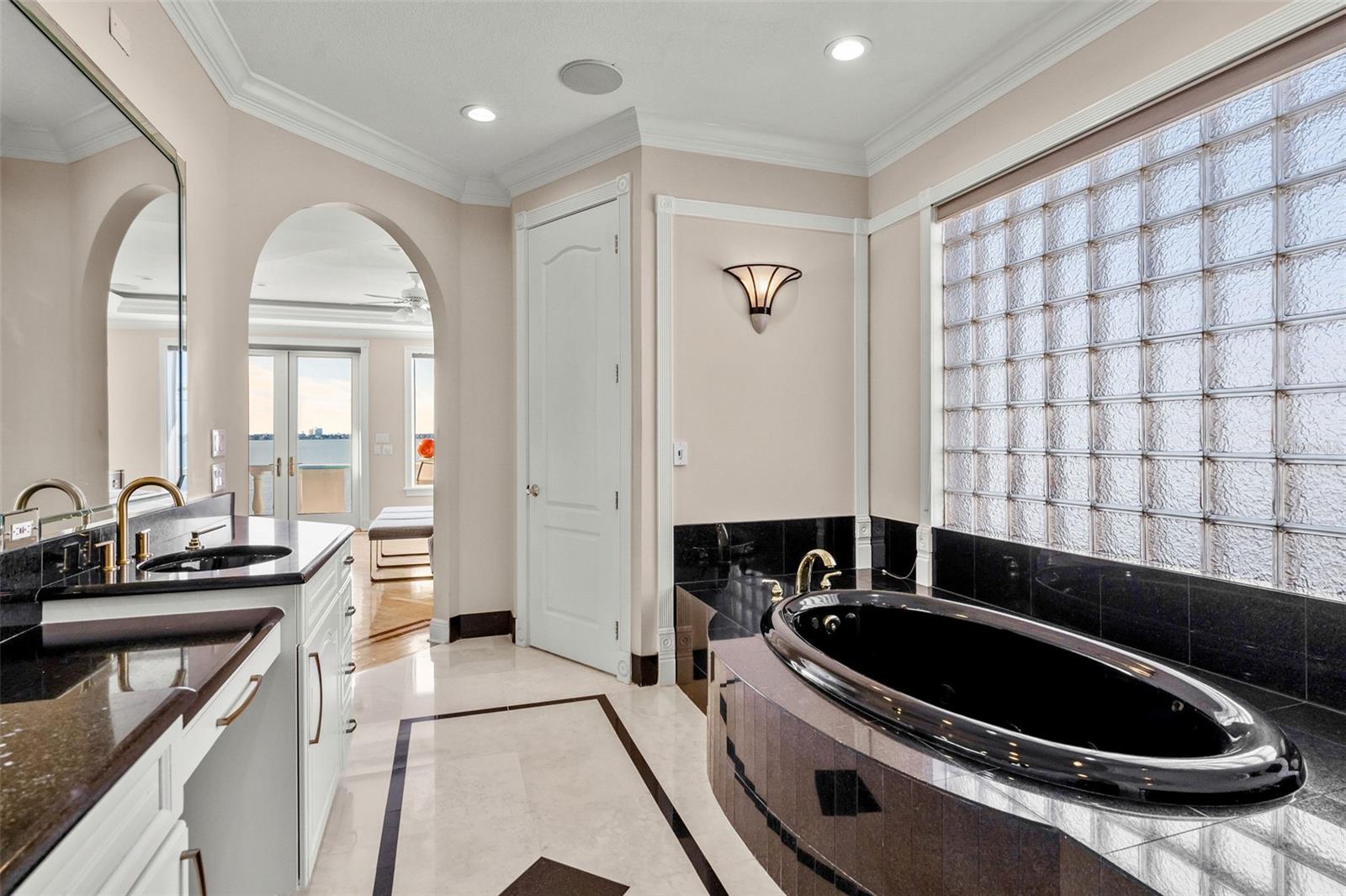 Image 36 of 64 For 5907 Bayview Circle S