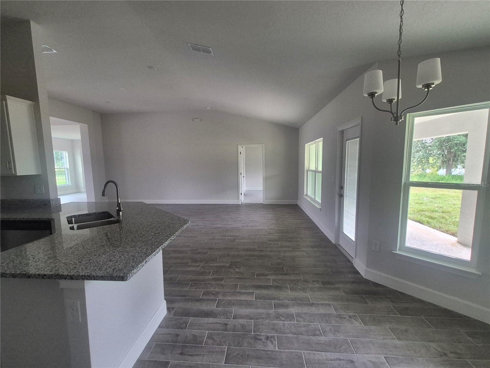 Listing photo id 12 for 36951 Hidden View