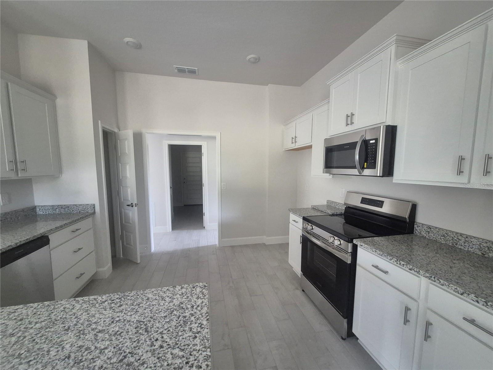 Listing photo id 9 for 36946 Hidden View