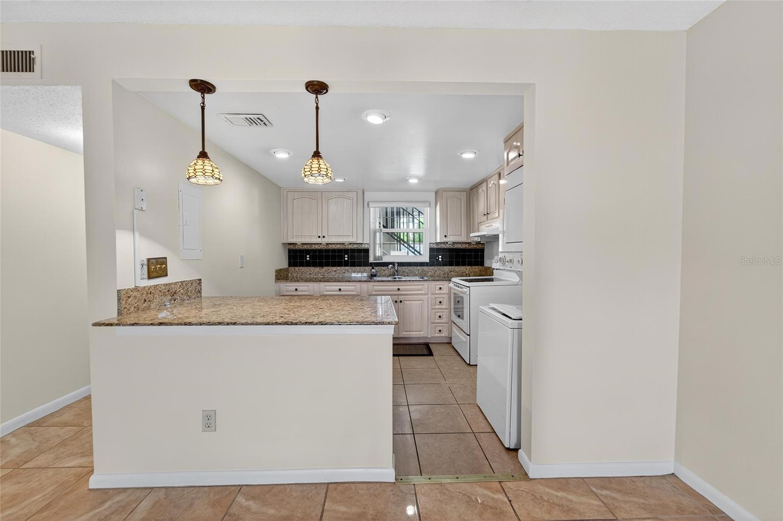Image 11 of 35 For 704 Oakgrove Drive 117d