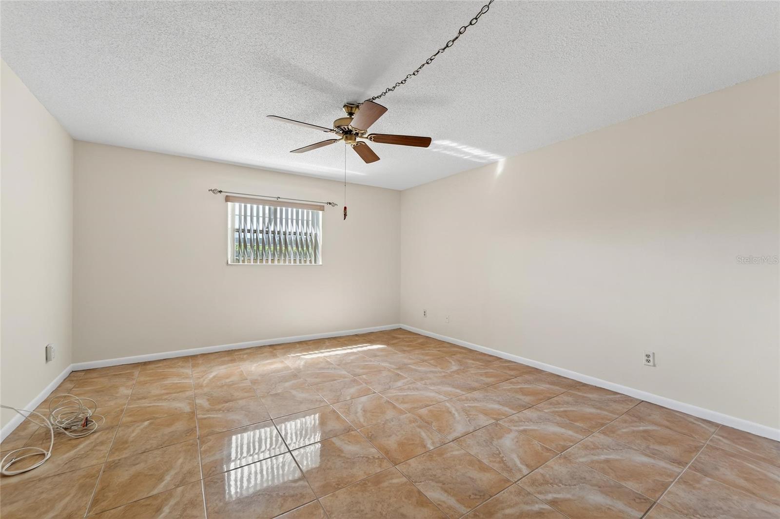 Image 17 of 35 For 704 Oakgrove Drive 117d