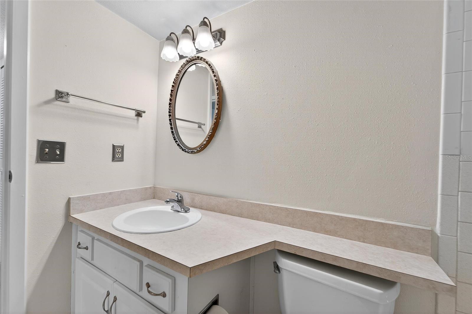 Image 21 of 35 For 704 Oakgrove Drive 117d