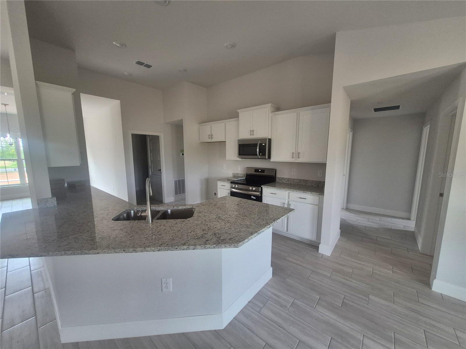 Listing photo id 8 for 37028 Hidden View
