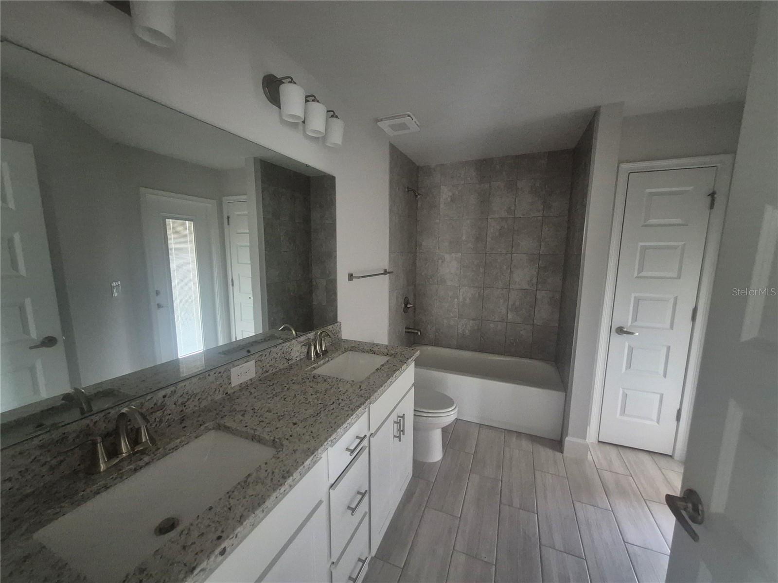 Listing photo id 13 for 37028 Hidden View