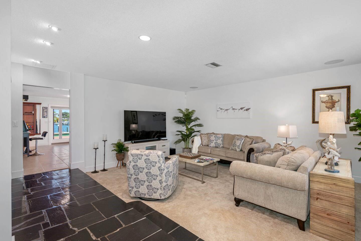 Listing photo id 6 for 487 Island Way
