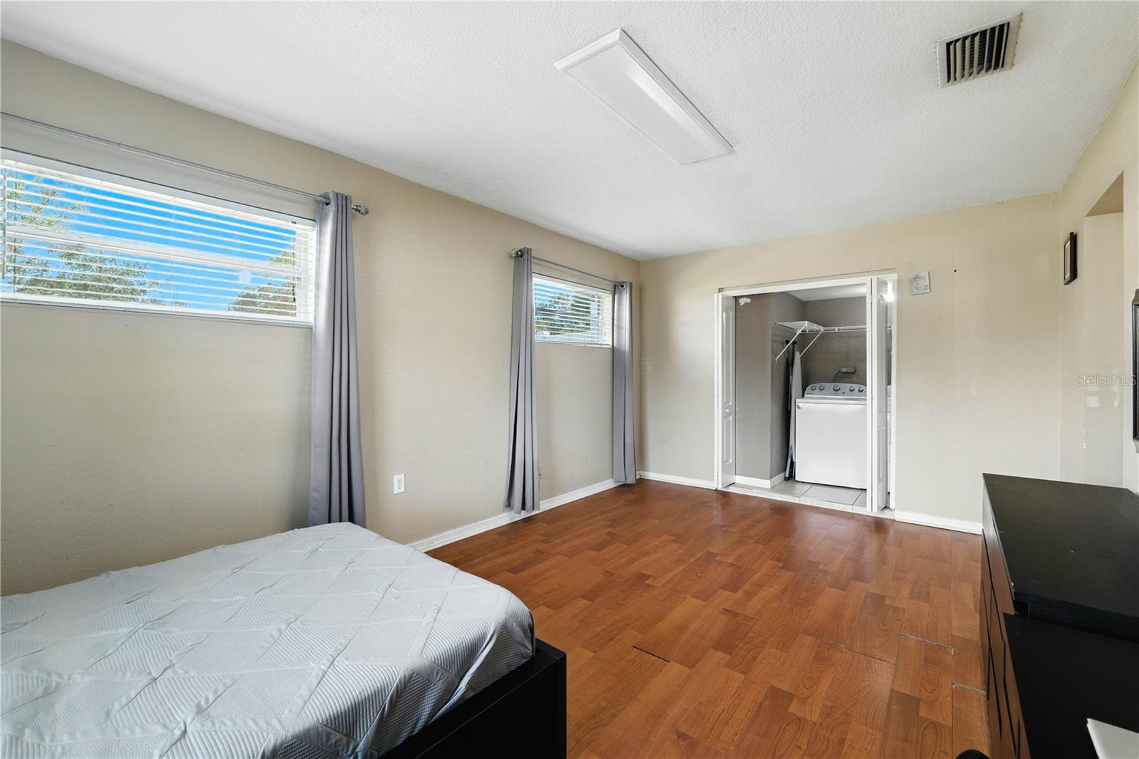 Listing photo id 8 for 4802 Mendenhall Drive