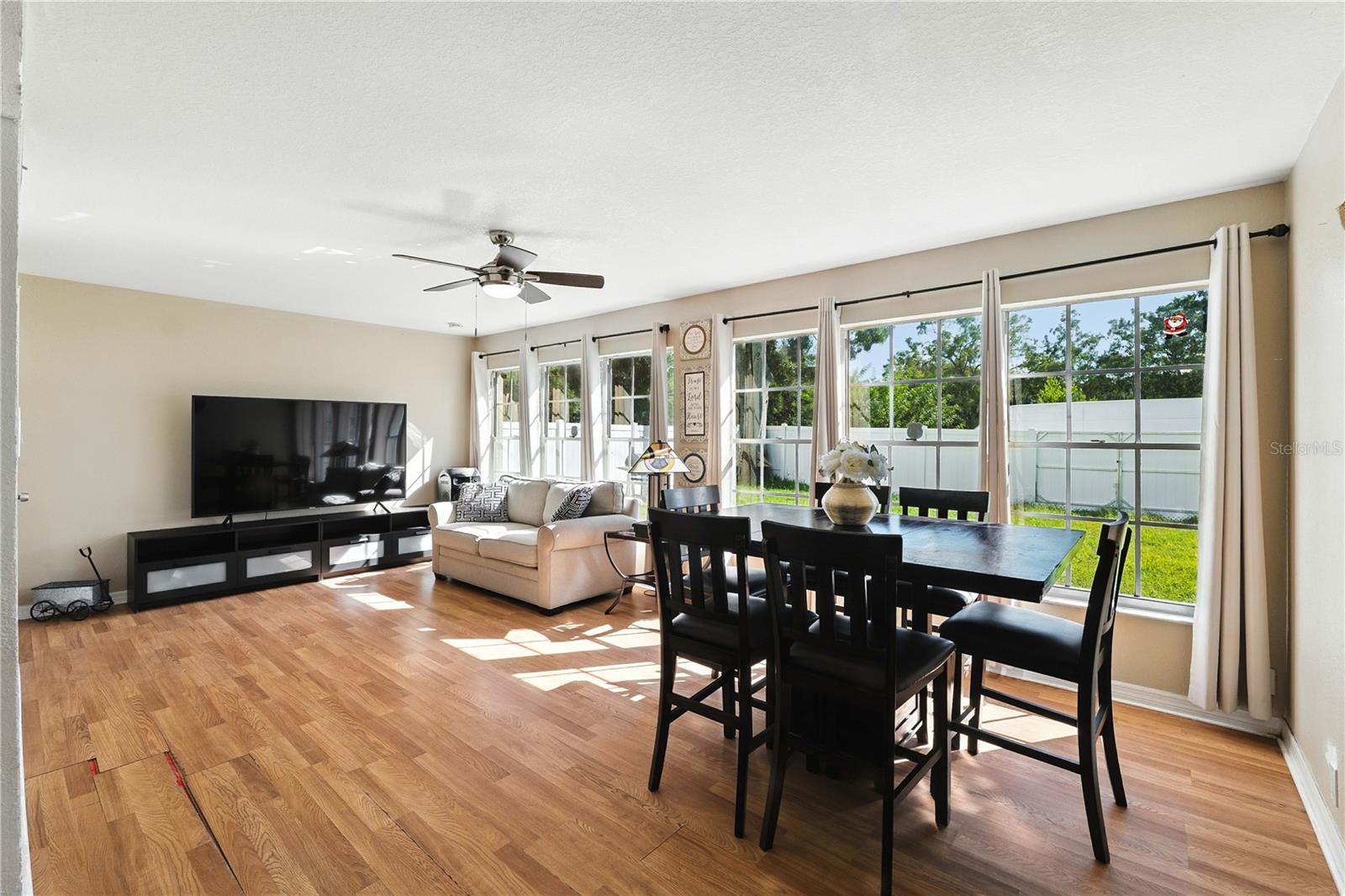 Listing photo id 10 for 4802 Mendenhall Drive