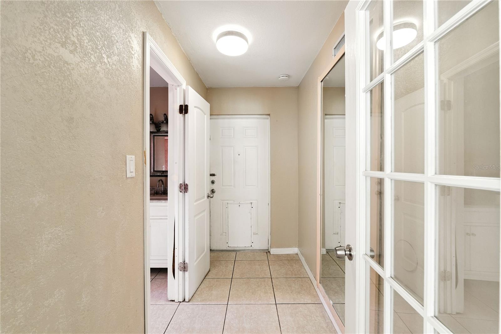 Listing photo id 13 for 4802 Mendenhall Drive