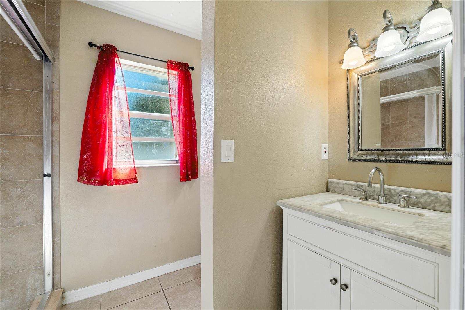 Listing photo id 14 for 4802 Mendenhall Drive