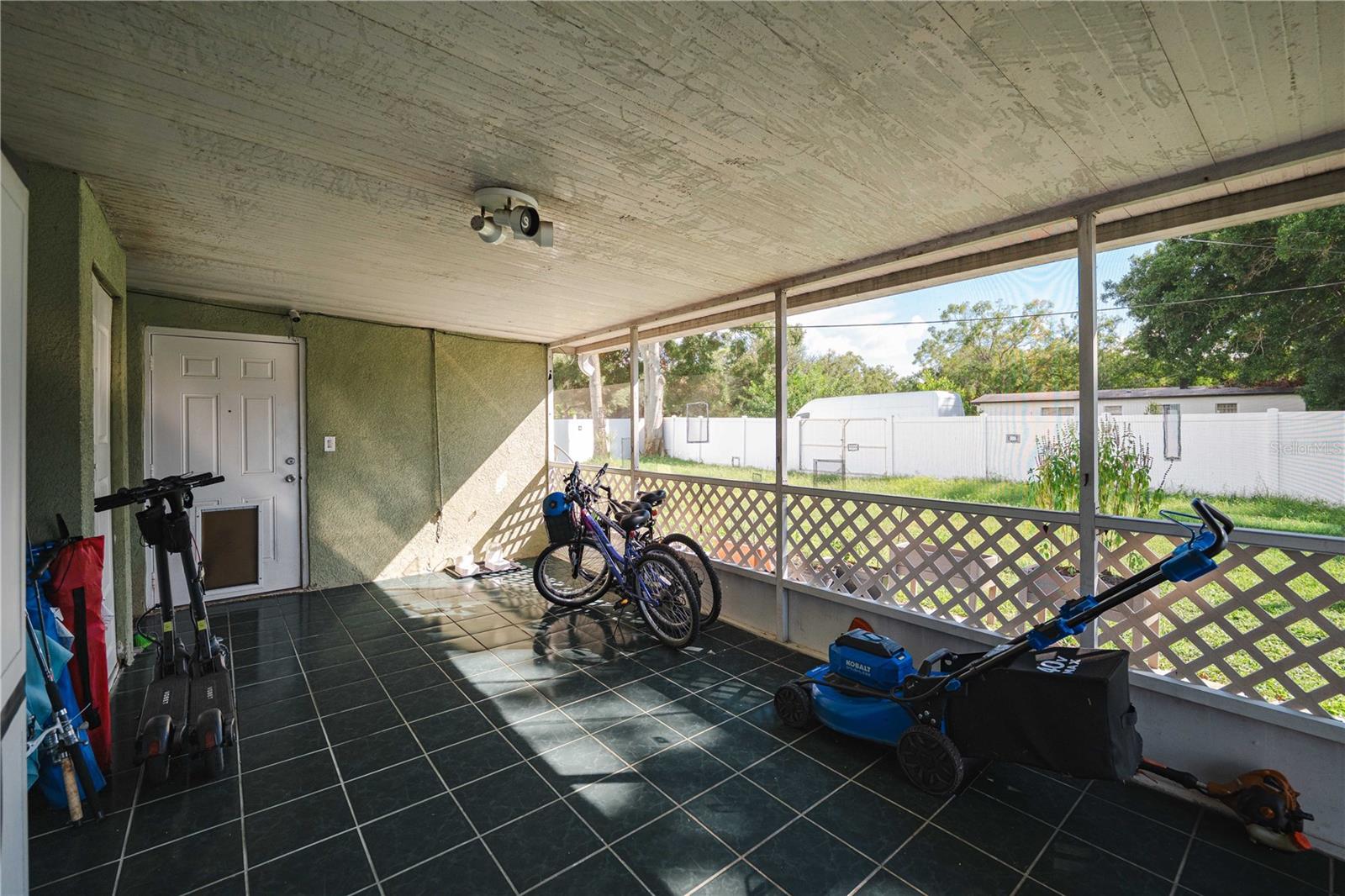 Listing photo id 25 for 4802 Mendenhall Drive