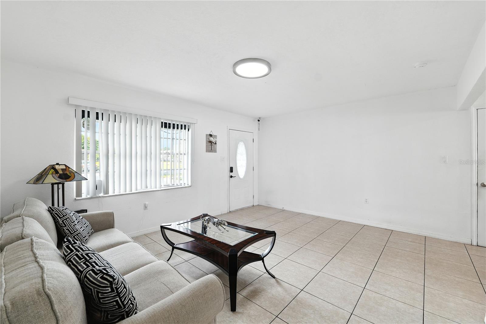 Listing photo id 2 for 4802 Mendenhall Drive