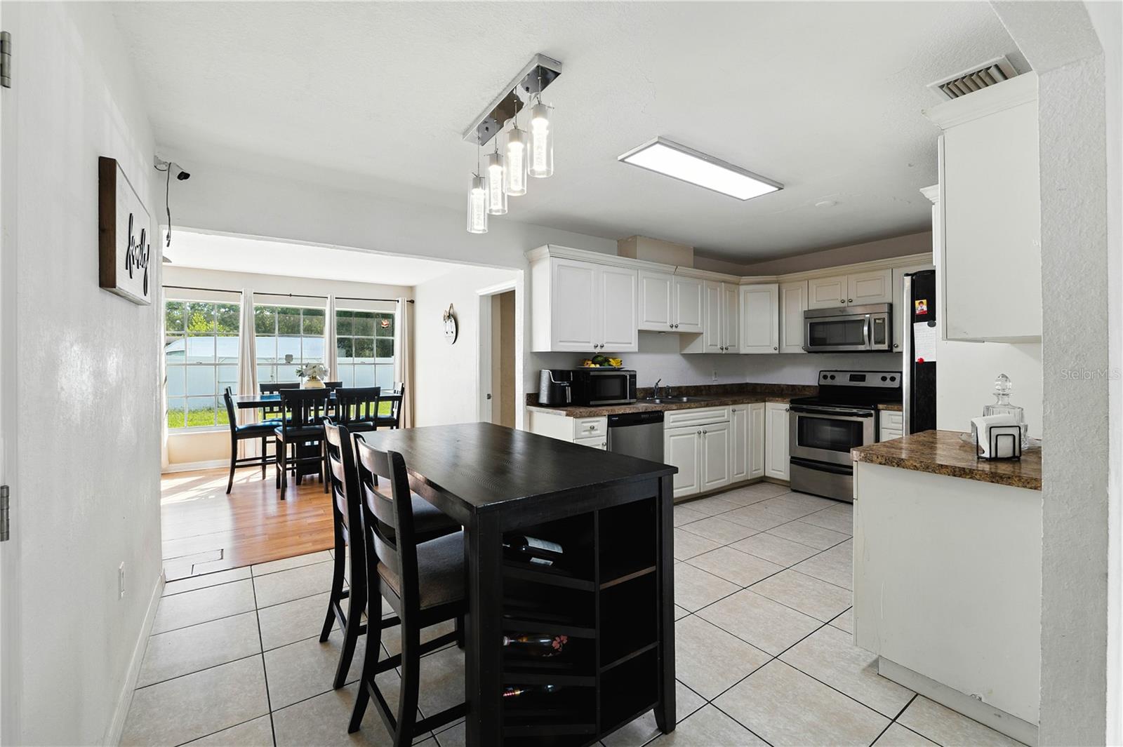 Listing photo id 3 for 4802 Mendenhall Drive