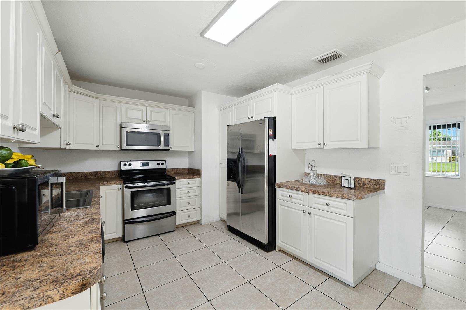 Listing photo id 4 for 4802 Mendenhall Drive