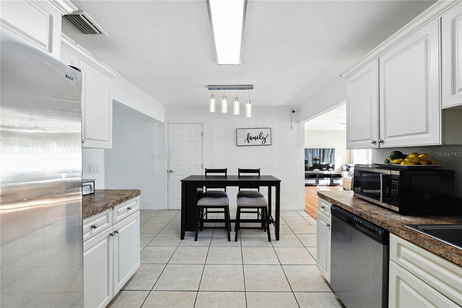 Listing photo id 6 for 4802 Mendenhall Drive