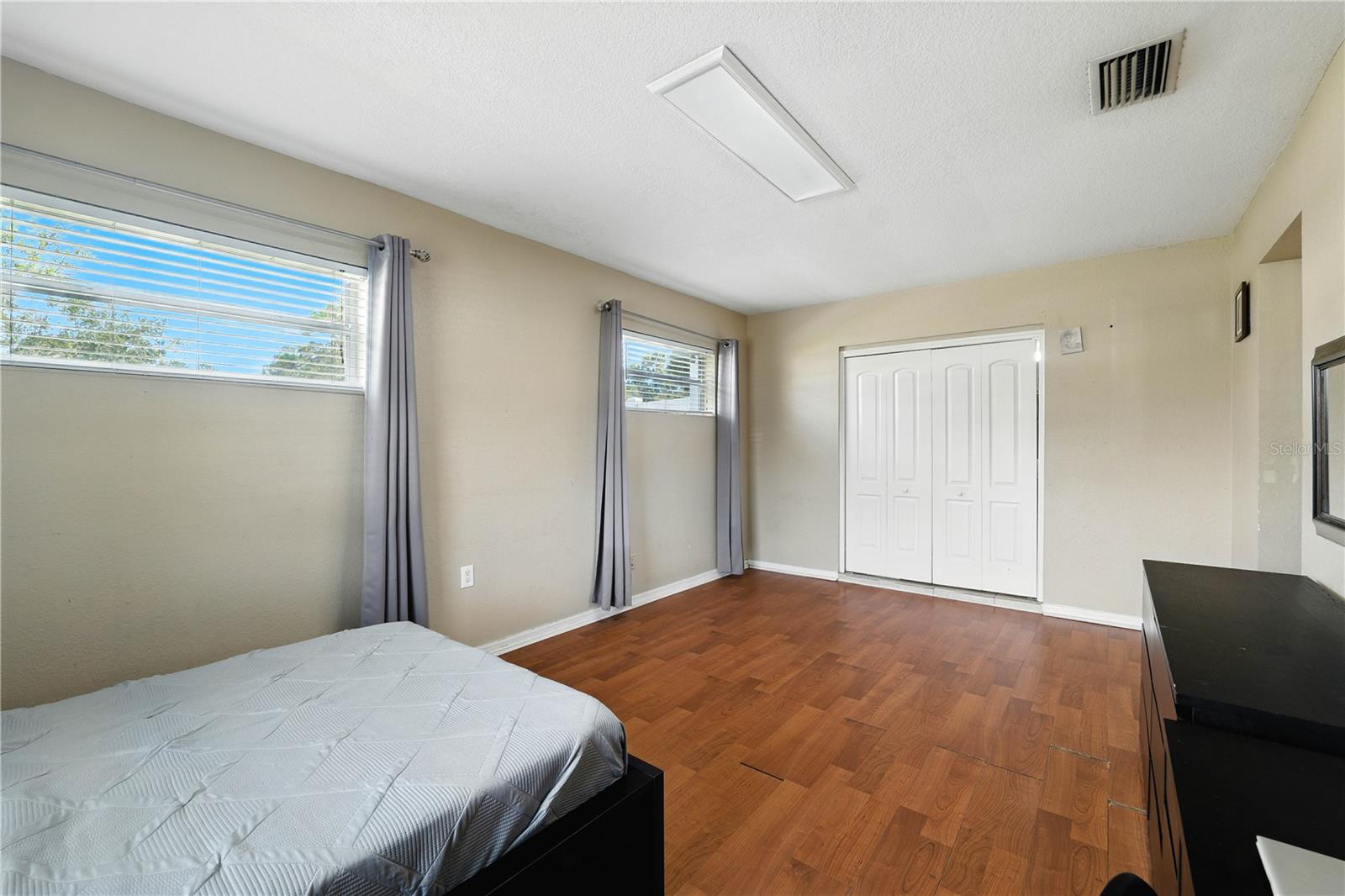 Listing photo id 7 for 4802 Mendenhall Drive