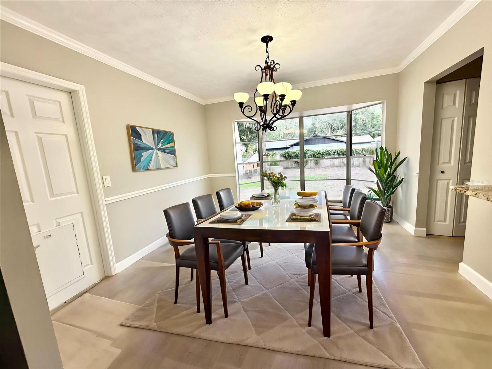 Listing photo id 8 for 502 Oakhurst Street