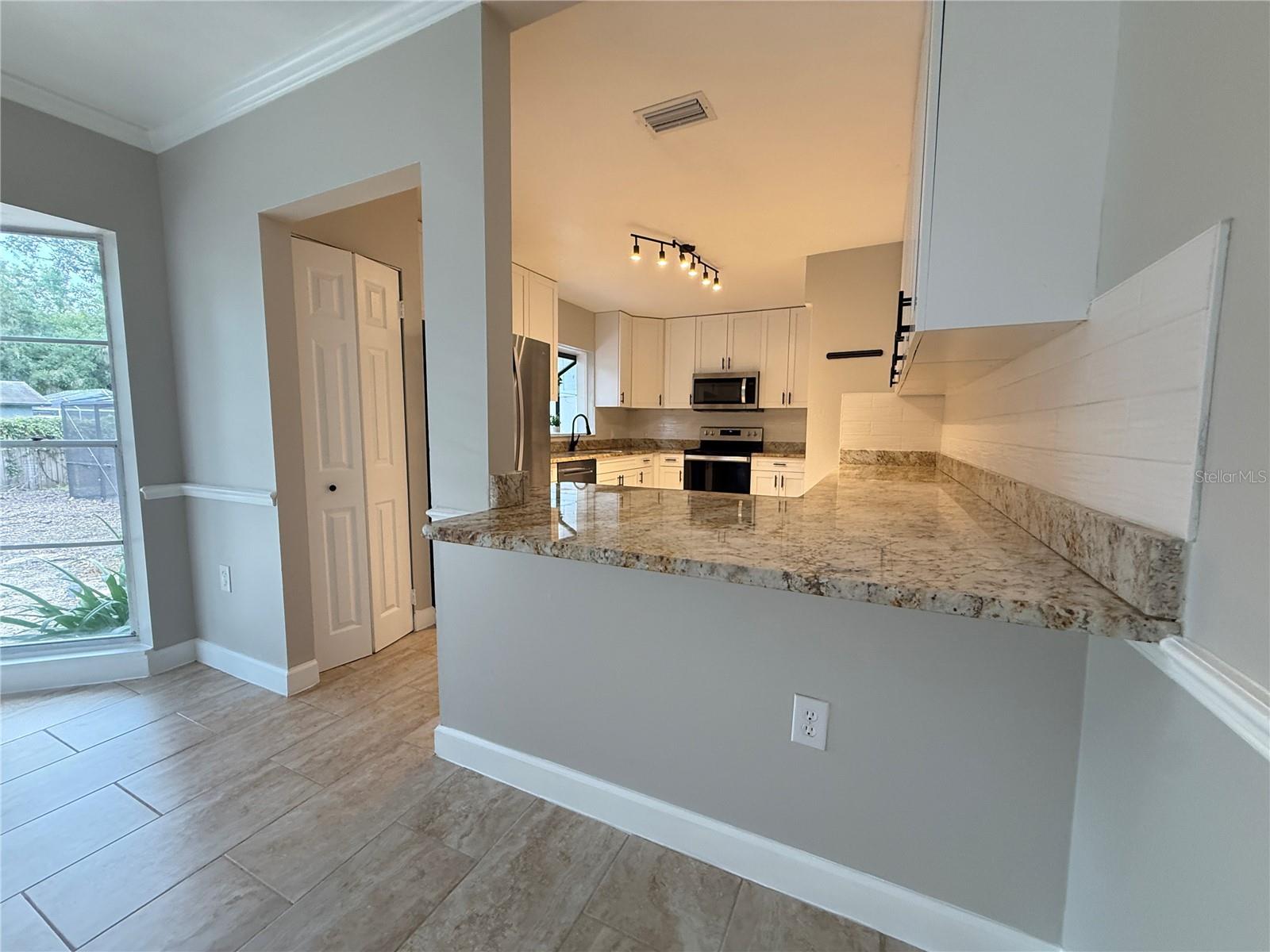 Listing photo id 9 for 502 Oakhurst Street