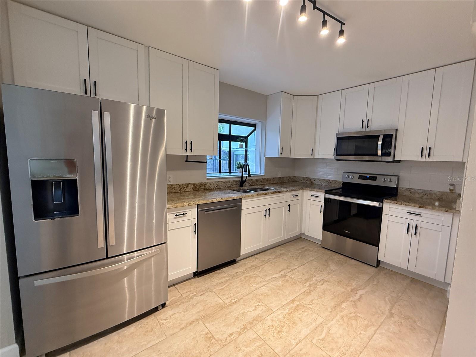 Listing photo id 11 for 502 Oakhurst Street