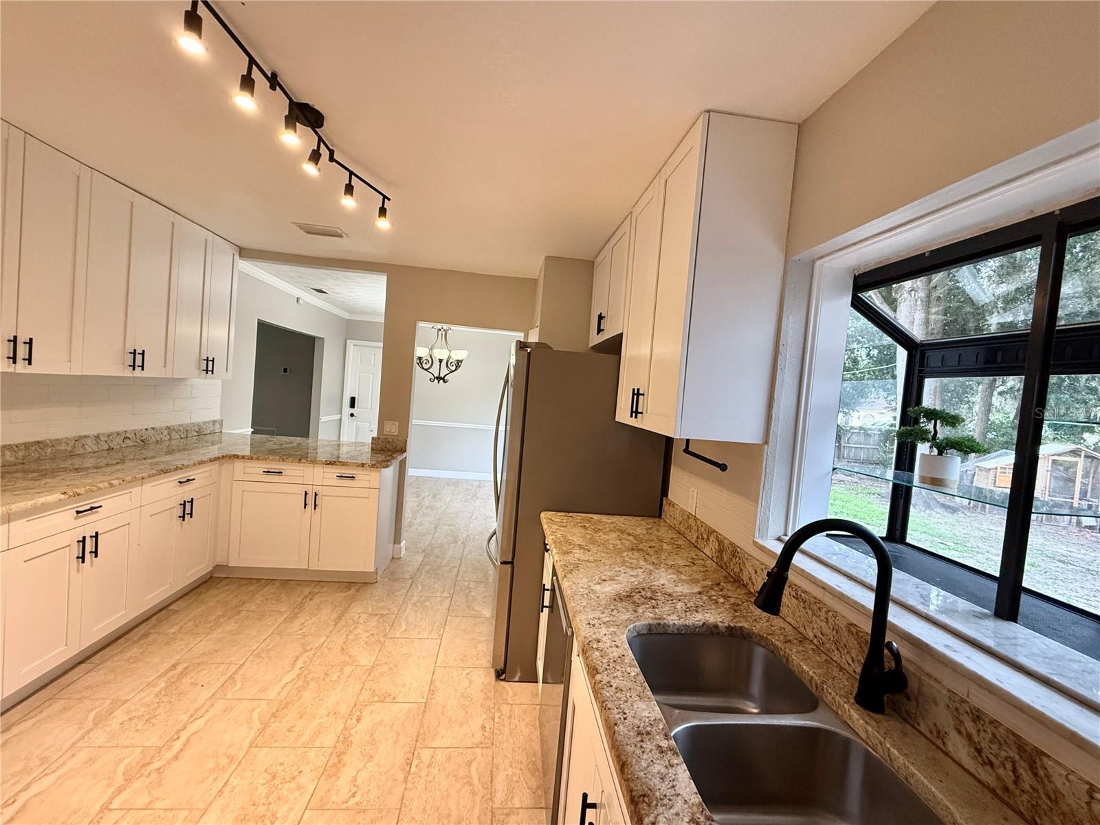 Listing photo id 12 for 502 Oakhurst Street